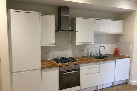 2 bedroom flat to rent, The Broadway, Haywards Heath, RH16 3RH