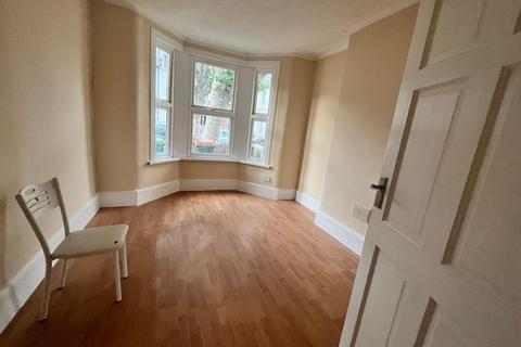 1 bedroom flat to rent, Salisbury Road, London E12