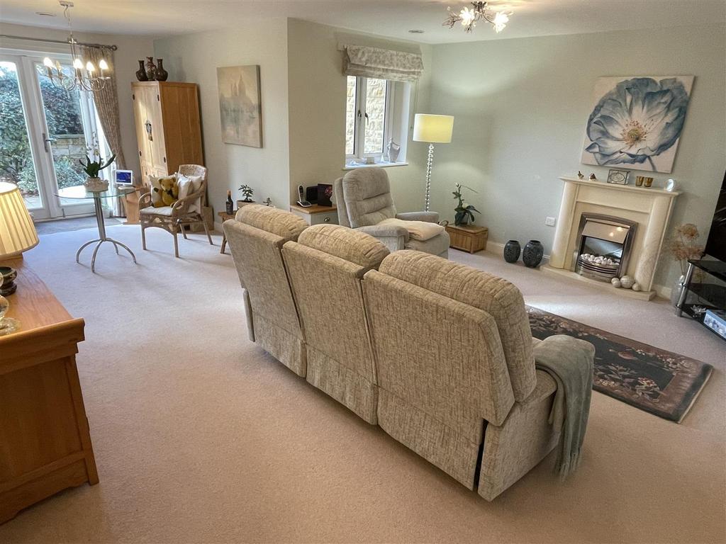 Sitting through to dining area.JPG