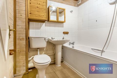 1 bedroom flat for sale, Linnet Close, London, N9