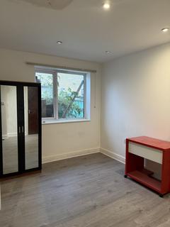 3 bedroom semi-detached house to rent, St. Albans Road, Ilford IG3