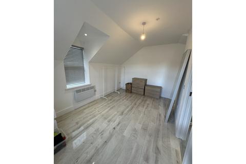 2 bedroom flat to rent, Charles Street, NP20 1JT