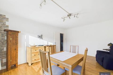 2 bedroom flat for sale, Bexley Road , Eltham , London