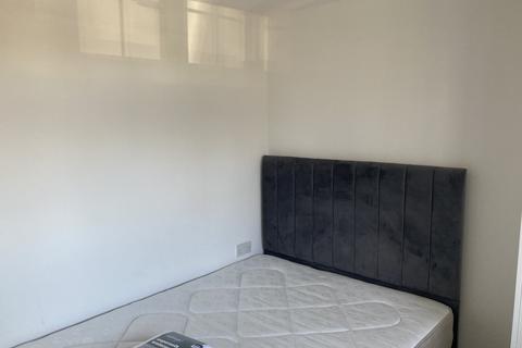 2 bedroom house share to rent, Riverside Walk, Isleworth TW7