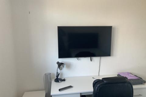 2 bedroom house share to rent, Riverside Walk, Isleworth TW7