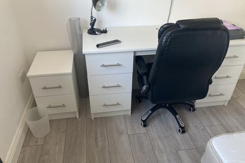 2 bedroom house share to rent, Riverside Walk, Isleworth TW7