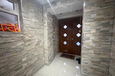 6 bedroom semi-detached house for sale, Wentworth Crescent, Hayes