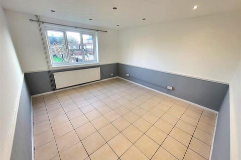 2 bedroom property to rent, Queens Drive, Bedford