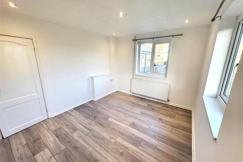 2 bedroom property to rent, Queens Drive, Bedford