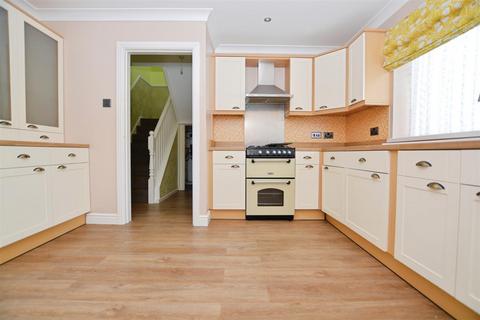 3 bedroom semi-detached house to rent, Sunway Grove, Scunthorpe
