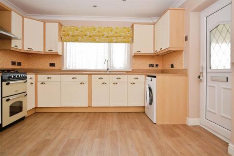 3 bedroom semi-detached house to rent, Sunway Grove, Scunthorpe
