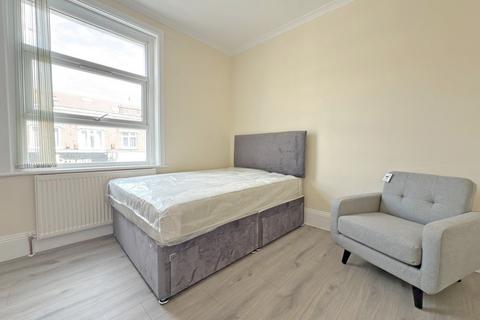 undefined, Bell Road, Hounslow TW3