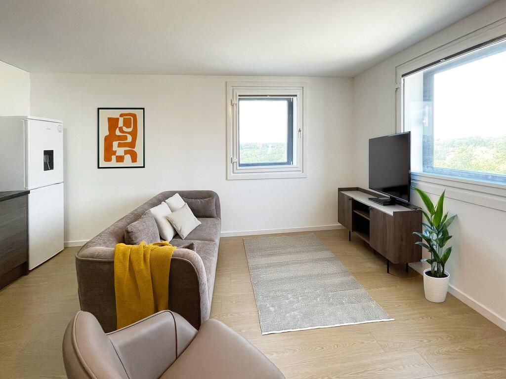 Call us to view this 3 bedroom flat on St Katheri