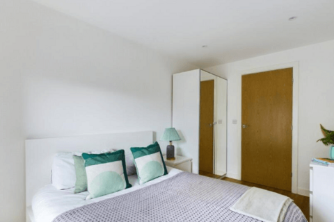 3 bedroom flat to rent, St. Katharines Way, London, E1W