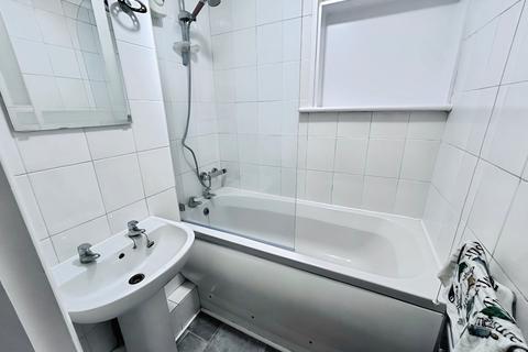 2 bedroom flat to rent, Christ Church Road, Folkestone