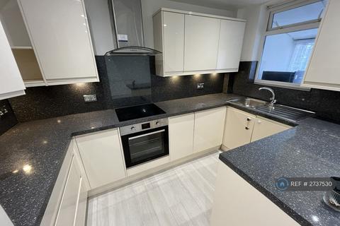 3 bedroom terraced house to rent, Waverley Road, Rainham, RM13