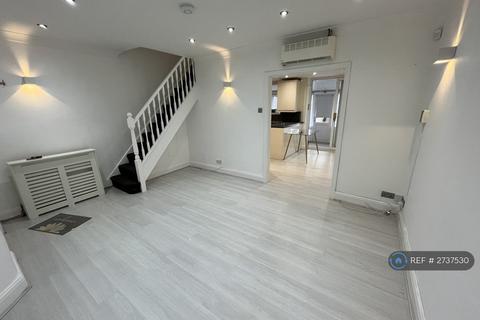 3 bedroom terraced house to rent, Waverley Road, Rainham, RM13