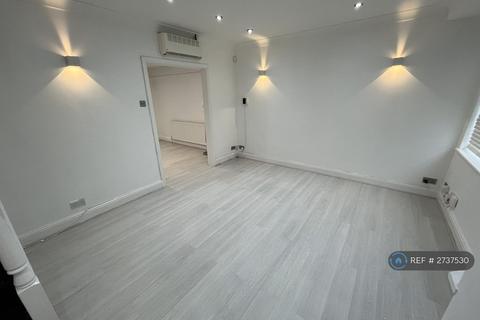 3 bedroom terraced house to rent, Waverley Road, Rainham, RM13