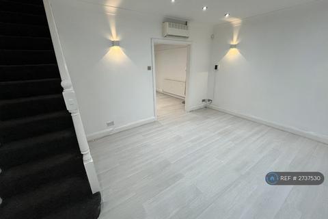 3 bedroom terraced house to rent, Waverley Road, Rainham, RM13