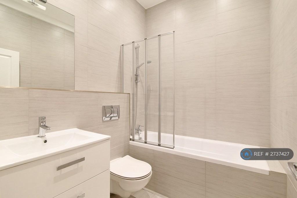 Spacious Bathroom