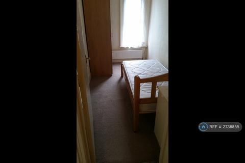 3 bedroom maisonette to rent, Eastcote Road, Harrow, HA2