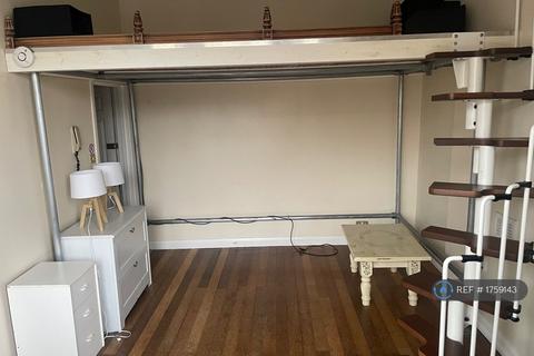 Studio to rent, Claremont Road, London, NW2