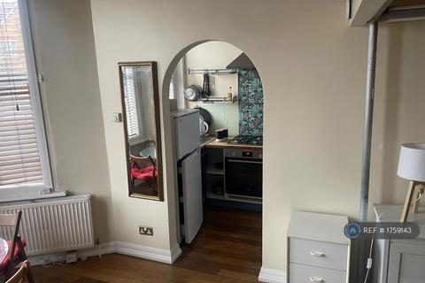 Studio to rent, Claremont Road, London, NW2