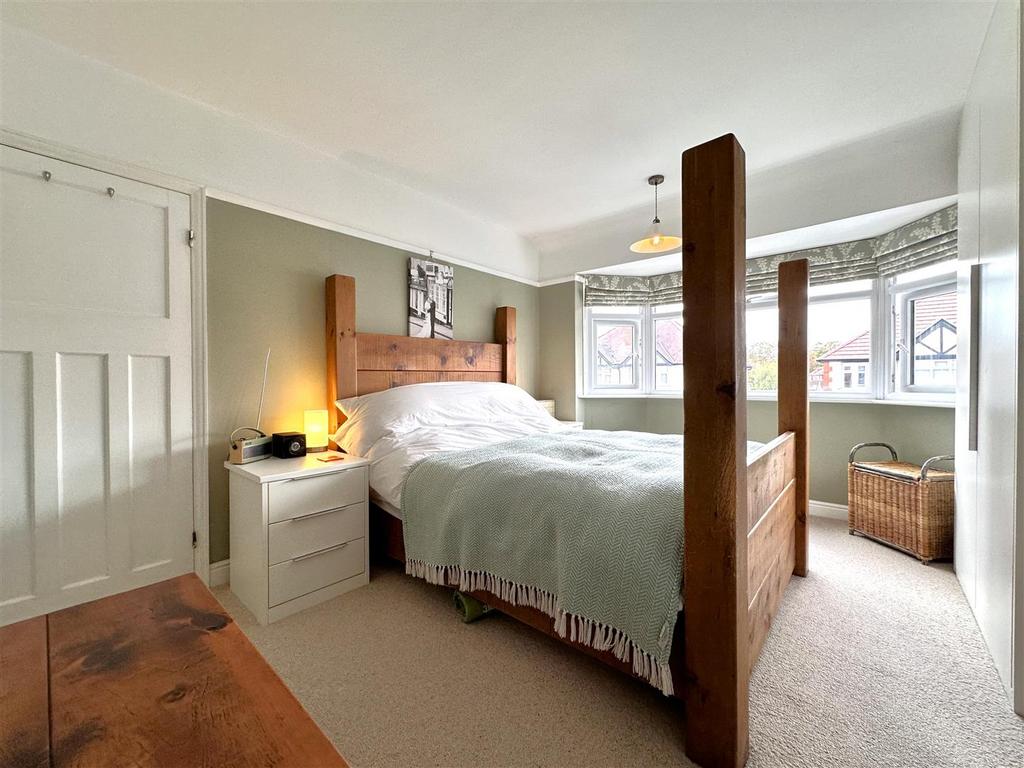 Bay-Fronted Master Bedroom 080