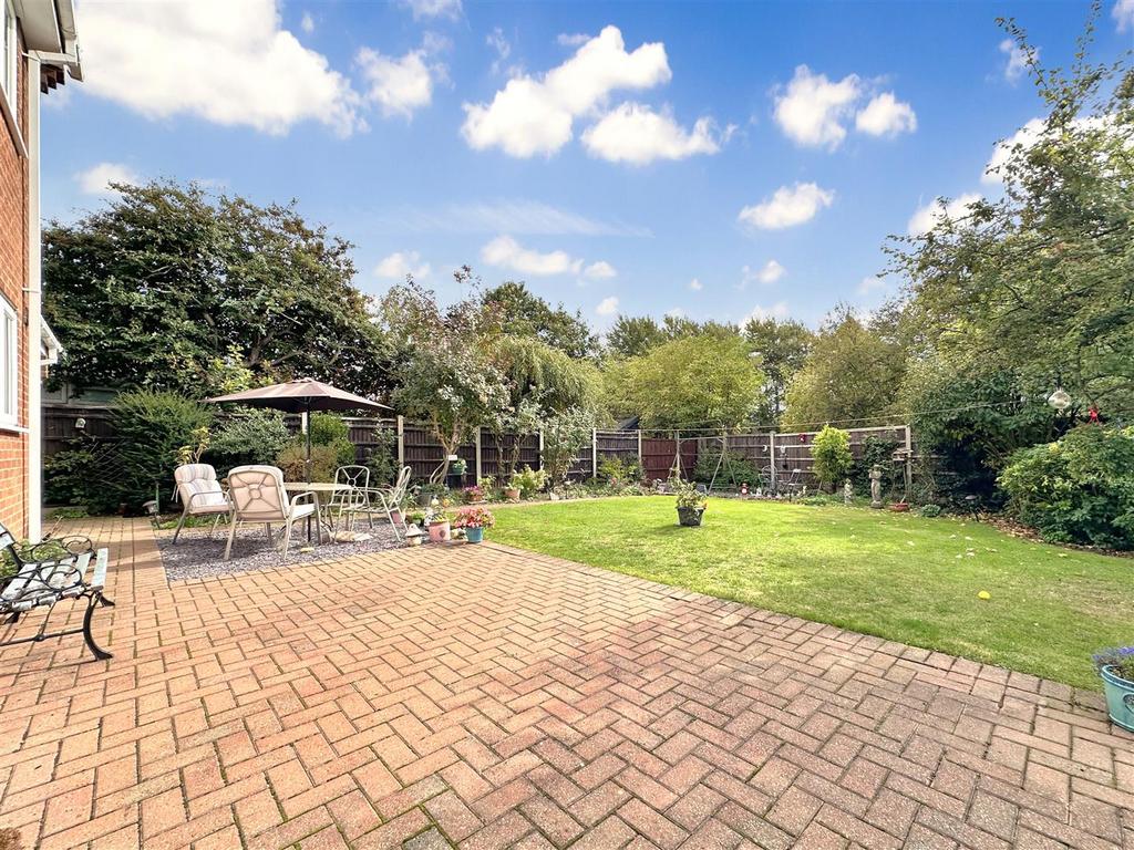Lovely Private Garden 810