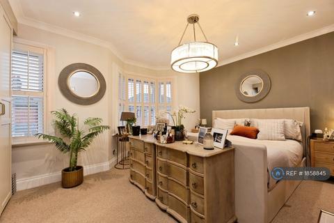 4 bedroom detached house to rent, Holstein Avenue, Weybridge, KT13