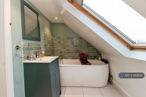 4 bedroom detached house to rent, Holstein Avenue, Weybridge, KT13