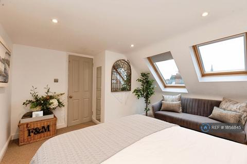 4 bedroom detached house to rent, Holstein Avenue, Weybridge, KT13