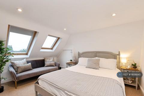 4 bedroom detached house to rent, Holstein Avenue, Weybridge, KT13