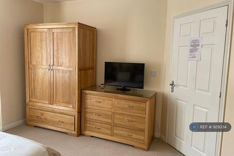 1 bedroom in a house share to rent, Earl Of Chester Drive, Camberley, GU16
