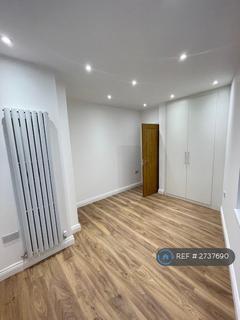 3 bedroom flat to rent, North Gardens, London, SW19