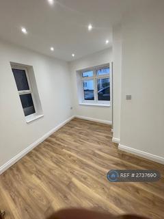 3 bedroom flat to rent, North Gardens, London, SW19