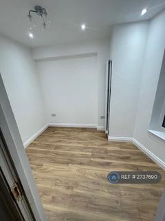 3 bedroom flat to rent, North Gardens, London, SW19