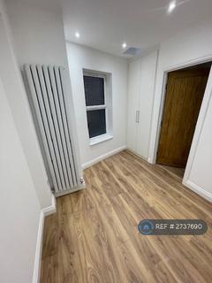 3 bedroom flat to rent, North Gardens, London, SW19