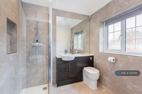 5 bedroom detached house to rent, Cherry Tree Avenue, Guildford, GU2