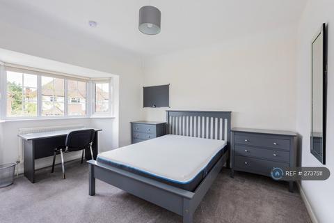 5 bedroom detached house to rent, Cherry Tree Avenue, Guildford, GU2