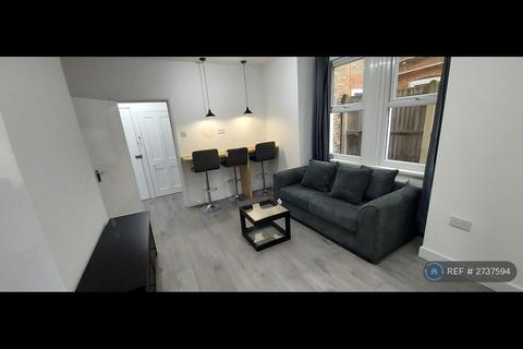 2 bedroom flat to rent, Gilbey Road, London, SW17