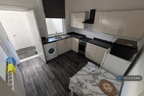 2 bedroom terraced house to rent, Hollins Road, Oldham, OL8