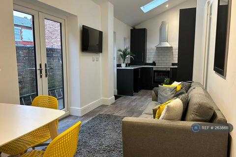 2 bedroom flat to rent, Stockport Road, Cheadle, SK8