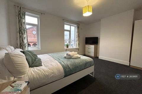 2 bedroom flat to rent, Stockport Road, Cheadle, SK8