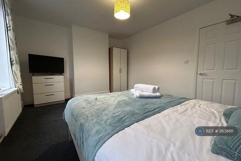 2 bedroom flat to rent, Stockport Road, Cheadle, SK8