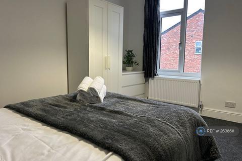 2 bedroom flat to rent, Stockport Road, Cheadle, SK8