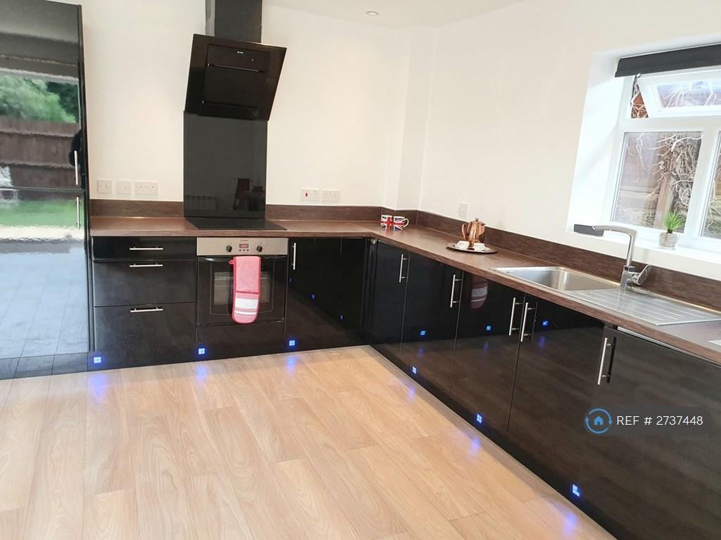 Fully Fitted Kitchen