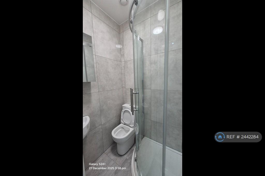 Big Double Ensuite Bathroom