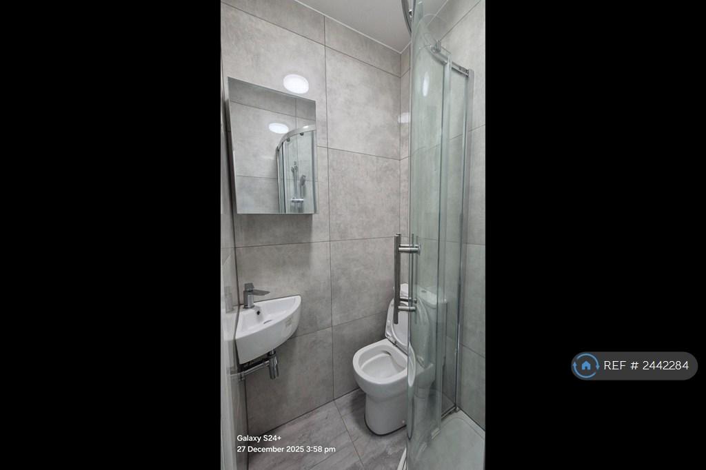 Big Double Ensuite Bathroom