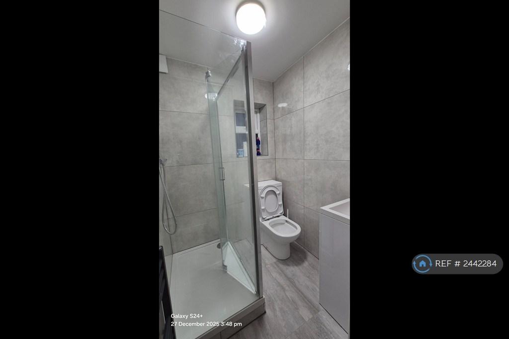 Single Ensuite Bathroom
